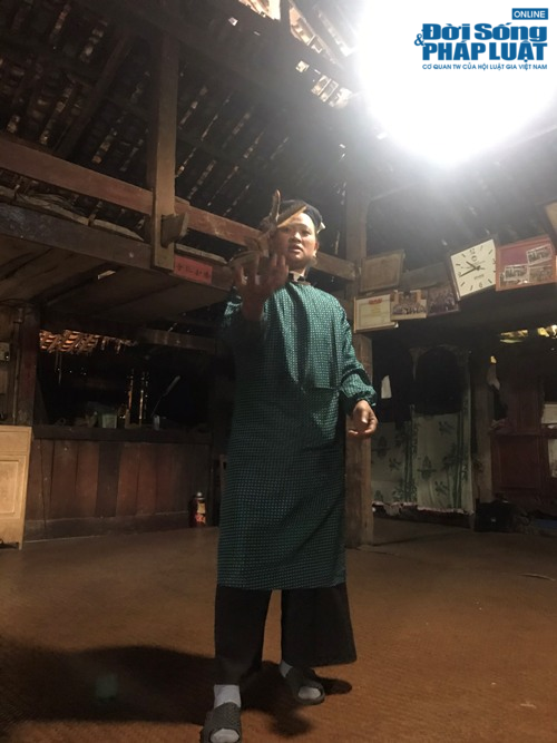 Một người phụ nữ Lô Lô đang chơi yến.