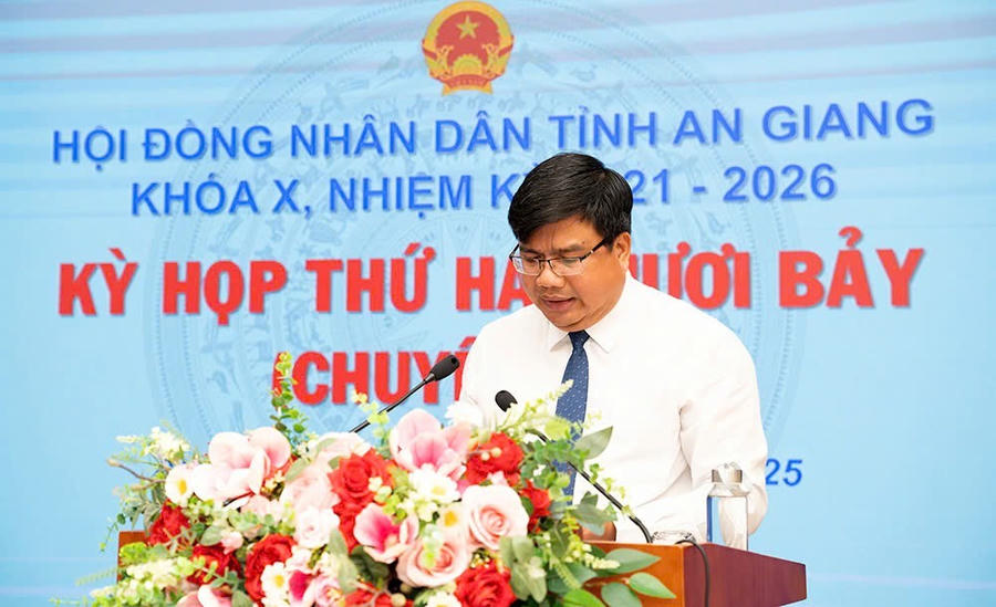 Giám đốc Sở Nội vụ Lê Nguyên Châu thông qua dự thảo các tờ trình tại kỳ họp