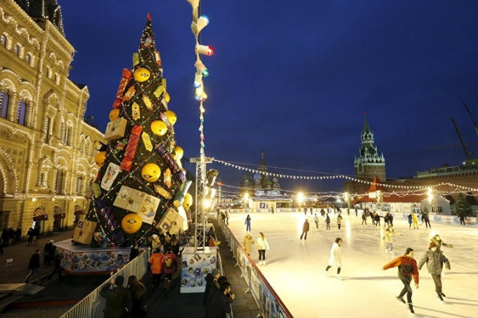 Tại Quảng trường Đỏ của Moscow, một sân trượt băng lớn được dựng lên cho người dân vui chơi. Cạnh sân băng này là một cây thông Giáng sinh lớn và một hội chợ năm mới. (Ảnh: Reuters)
