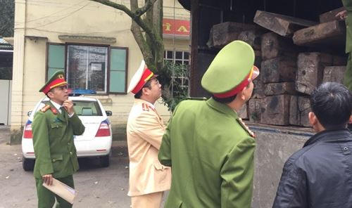 Xe vận chuyển gỗ không có giấy tờ được đưa về trạm CSGT Phú Lộc xử lý.