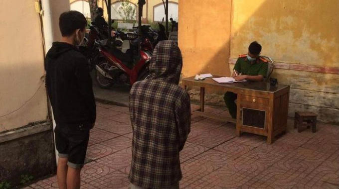 Đ.H.S. (2003) và Đ.V.S. (2003) bị triệu tập sau hành vi vi phạm.