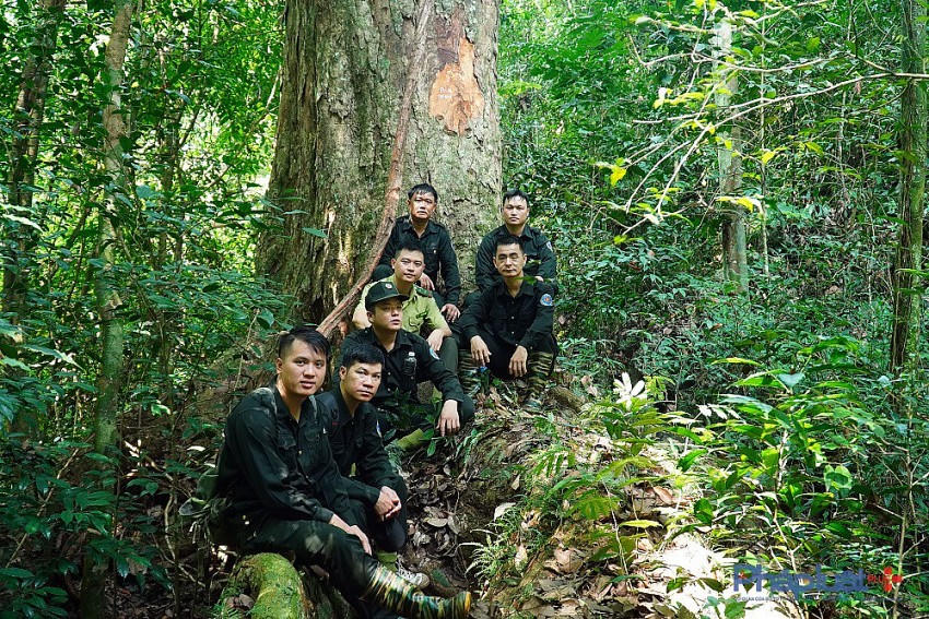 Thời gian nghỉ ngơi ít ỏi của lực lượng tuần rừng của Ban quản lý rừng phòng hộ Lâm Bình và kiểm lâm khu vực VI. (Ảnh: P. Họ).