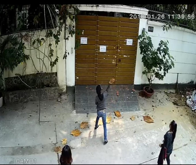 Không chỉ ném trứng thối vào nhà, nhóm đối tượng còn ném cả gạch vào, gây nguy hiểm cho gia đình ông Kim.