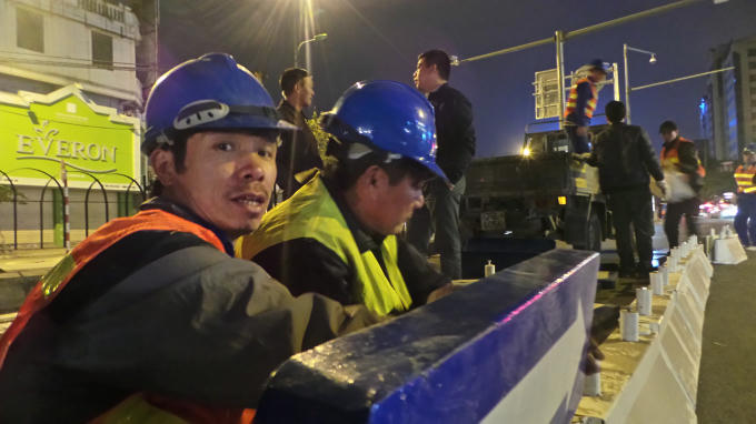 Đại diện đơn vị thi công cho biết " Sẽ tiếp tục triển khai trụ phản quang trên các tuyến đường mà xe bus nhanh BRT đi qua.