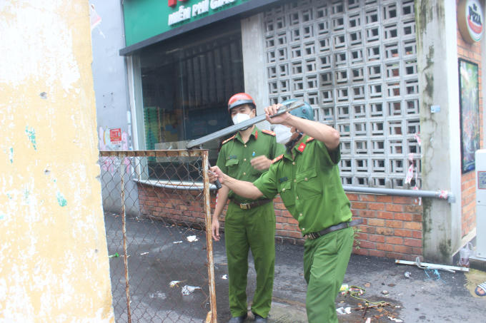 Cán bộ gỡ rào chắn ở các con hẻm.