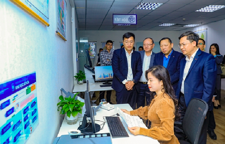Các đại biểu tham quan mô hình số hóa tại Trung tâm Phục vụ hành chính công Thành phố.