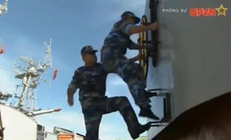 Các chiến sĩ đang vào bên trong tháp pháo AK-726.