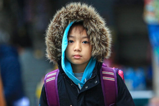 Trẻ em được mặc nhiều lớp quần áo để tới trường.