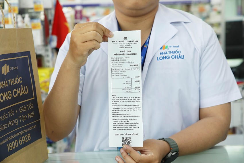 Đưa thông tin lên hóa đơn và web, FPT Long Châu trao quyền tự bảo vệ sức khỏe cho người dân.