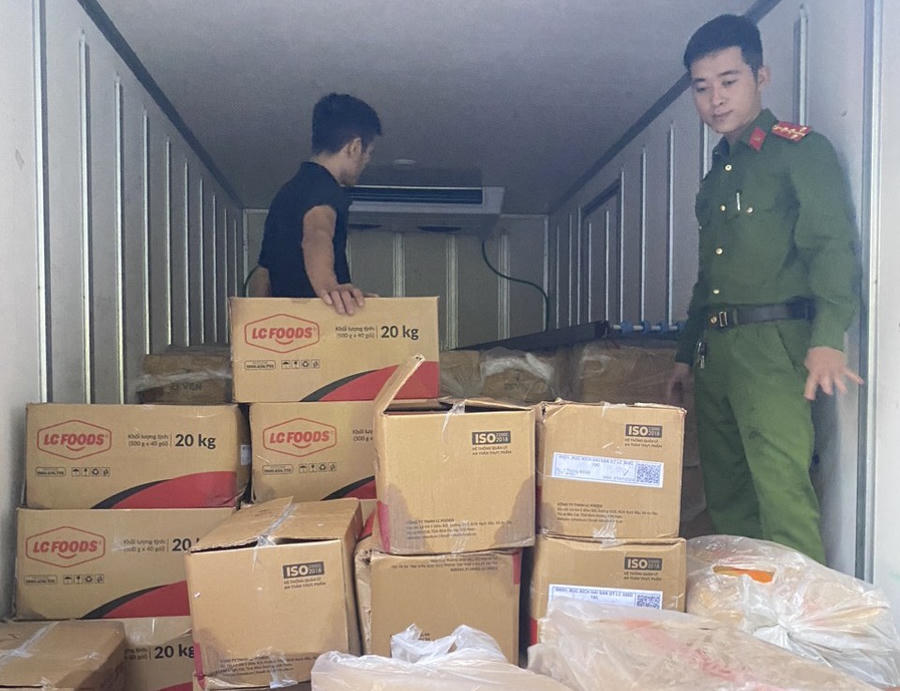 Số lượng lớn nội tạng được vận chuyển bằng ô tô tải - Ảnh Công an Quảng Bình.
