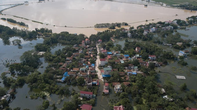 Bước sang ngày thứ 10, nhiều khu vực tại huyện Chương Mỹ vẫn tiếp tục bị ngập sâu trong nước lũ.