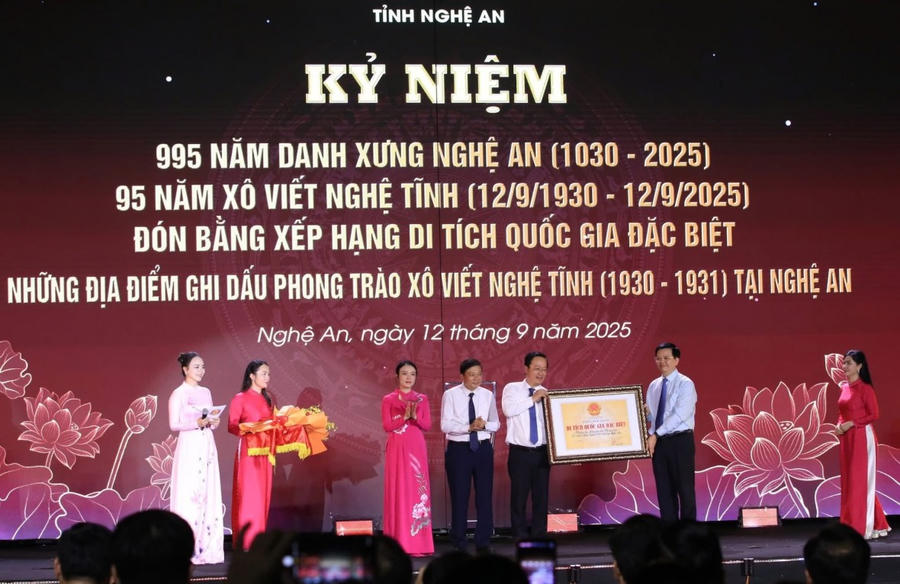 Phó Thủ tướng Chính phủ Mai Văn Chính trao Bằng xếp hạng di tích quốc gia đặc biệt “Những địa điểm ghi dấu Phong trào Xô viết Nghệ Tĩnh (1930-1931) tại Nghệ An" cho lãnh đạo tỉnh Nghệ An.