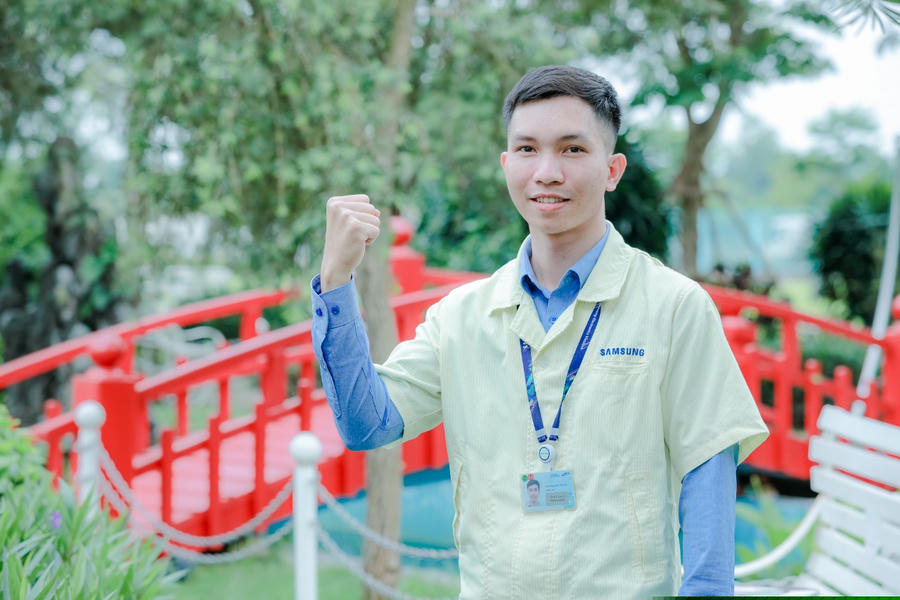 Kỹ sư trẻ Dương Văn Hùng (Công ty TNHH Samsung Electronics Việt Nam Thái Nguyên) luôn quyết tâm tìm tòi những phương án đem lại hiệu quả cao nhất trong sản xuất - Ảnh: NVCC