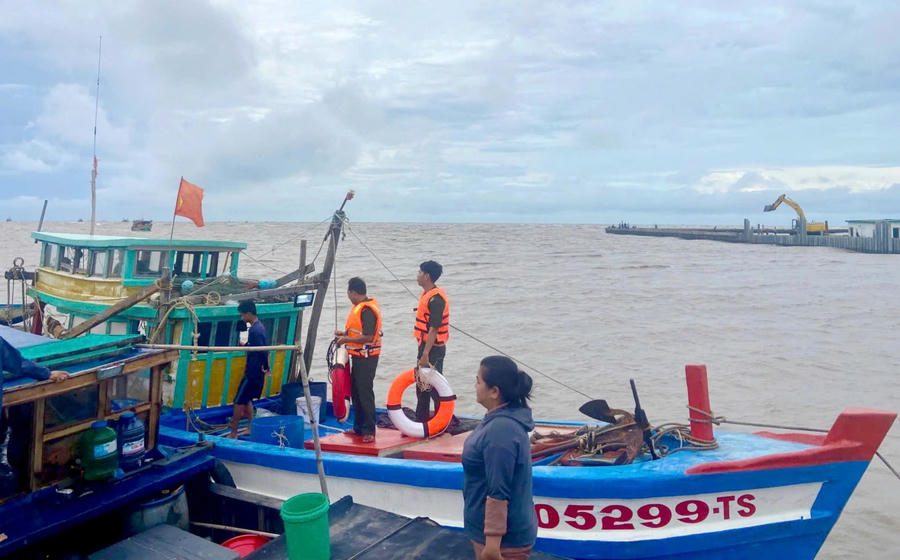 Tàu cá tham gia cứu nạn đưa các thuyền viên vào bờ an toàn.