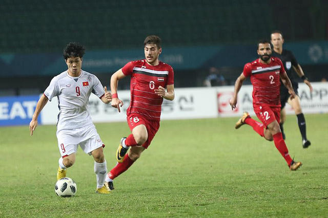 Công Phượng (trái) đi bóng trước sự truy cản của Ashkar (giữa). Ảnh Dân trí.