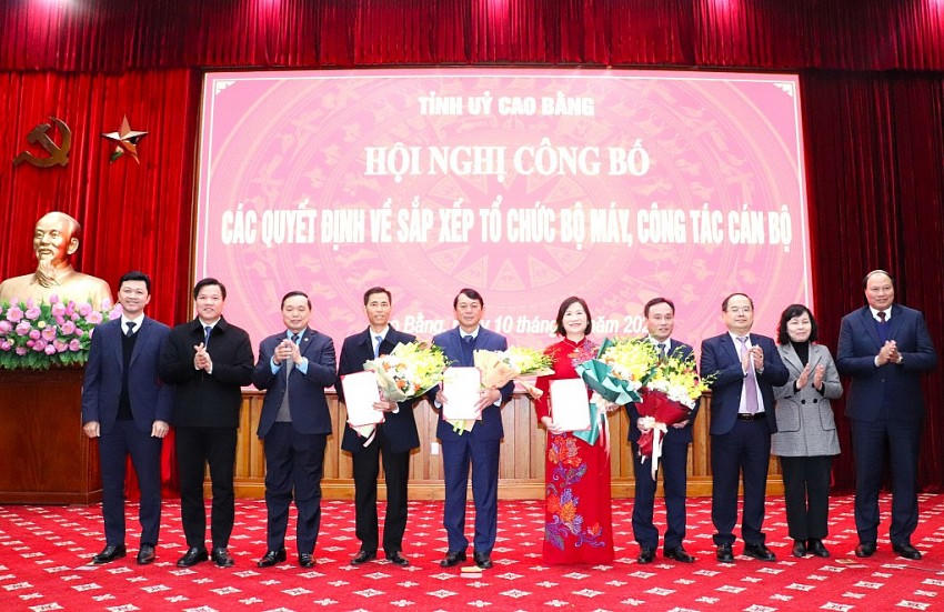 Lãnh đạo tỉnh Cao Bằng trao quyết định và chúc mừng Ban Thường vụ Đảng ủy UBND tỉnh.

			(Ảnh: Báo Cao Bằng).