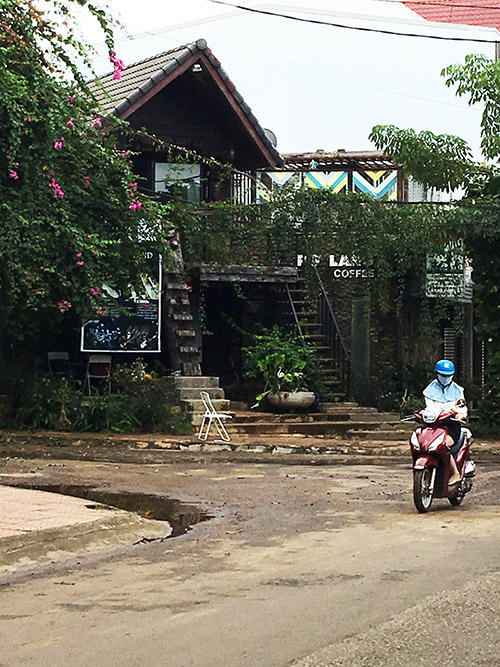 Quán cà phê Pơ Lang nhìn từ xa vẫn bất chấp quy định của pháp luật