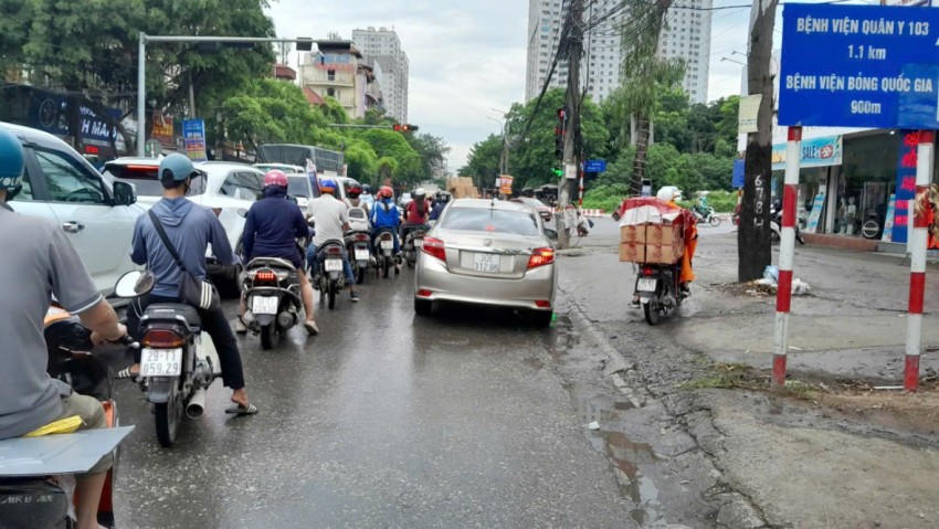 Chị Lê Châu Anh một người tham gia giao thông cho hay: " Nhà tôi ở bên Tứ Hiệp ngày nào cũng di chuyên sang khu vực Hà Đông để làm việc, nhà cách nơi làm việc có hơn chục cây số, nhưng đi hàng tiếng không đến nơi vì tắc đường, có hôm đứng chôn chân tại chỗ gần 30 phút cũng không nhúc nhích được. Có hôm đi làm rất sớm nhưng cuối cùng cũng thành muộn".