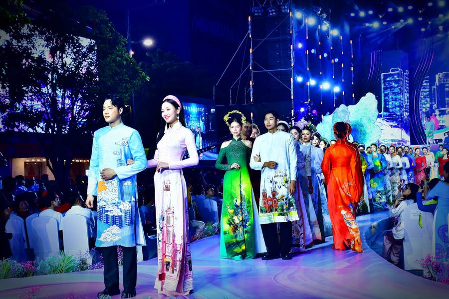 Khán giả mãn nhãn với màn trình diễn của nhiều bộ sưu tập áo dài ấn tượng.