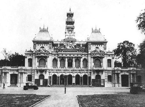 Trụ sở UBND TP HCM là tòa nhà được xây dựng năm 1898-1909 do kiến trúc sư Femand Gardès thiết kế mô phỏng theo kiểu những lầu chuông ở miền Bắc nước Pháp. Thời Pháp thuộc, tòa nhà này có tên là Dinh Xã Tây, trước năm 1975 gọi là Tòa đô chánh, hiện nay đây là nơi làm việc của UBND TP HCM, nằm ngay đầu đường Nguyễn Huệ, quận 1. ​