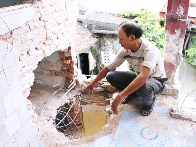 Sàn tầng 2 ngôi nhà bị thủng sâu khi mìn nổ.