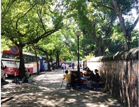 Nhiều hàng quán bủa vây Văn Miếu.