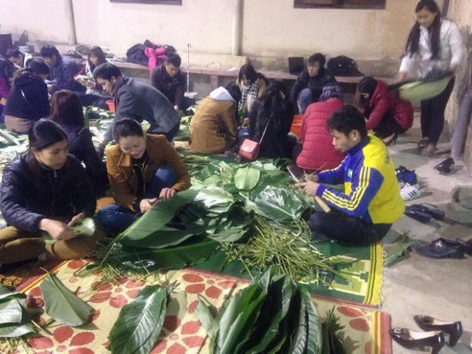 Công đoạn chuẩn bị được tiến hành cẩn thận (ảnh CTV).              Ngày hội gói bánh chưng thu hút nhiều bạn trẻ tham gia (ảnh CTV).