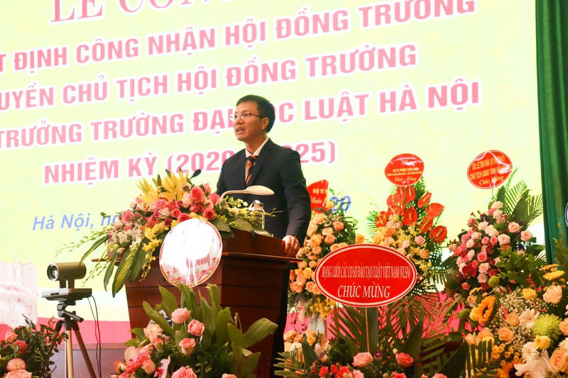 Tân Hiệu trưởng Đại học Luật Hà Nội nhận nhiệm vụ mới.