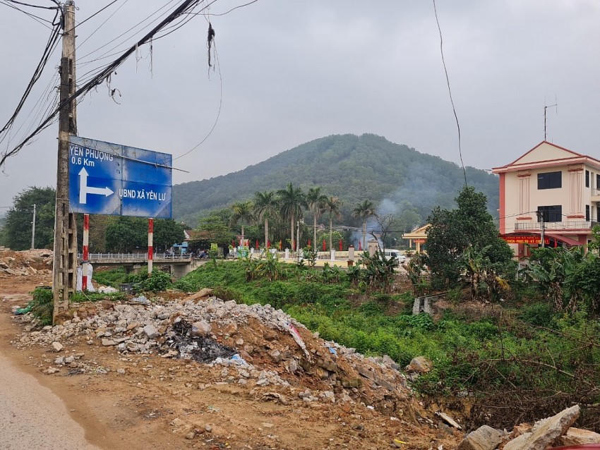 Những công trình bị phá dỡ tồn tại hàng chục năm, nằm ngay cạnh cổng trụ sở UBND xã Yên Lư.