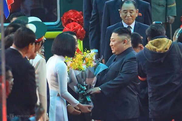 Nữ sinh Thu Uyên tặng hoa Chủ tịch Kim Jong-un (Ảnh cắt từ clip).