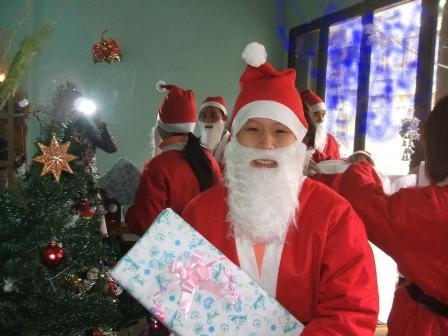 &Ocirc;ng gi&agrave; Noel tượng trưng cho sự may mắn kh&ocirc;ng thể thiếu trong dịp Gi&aacute;ng sinh (Ảnh H&agrave; Ch&acirc;u)