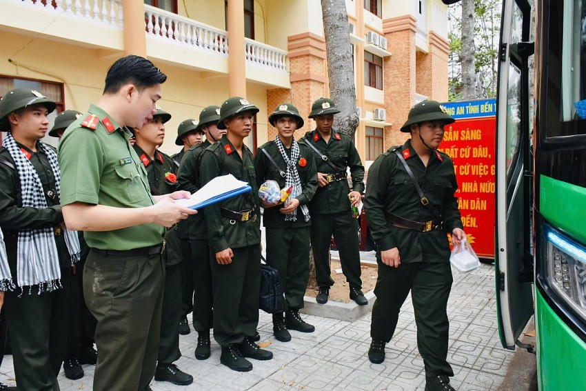 Các thanh niên ưu tú đã sẵn sàng lên đường nhập ngũ. Ảnh: Anh Tiên