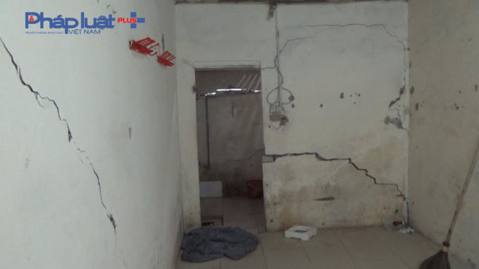 Các bức tường bao cũng bị nứt nẻ lớn và biến dạng.