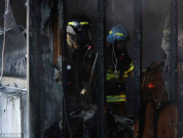 Lực lượng cứu hỏa ngay lập tức được điều động đến bệnh viện để dập tắt đ&aacute;m ch&aacute;y.