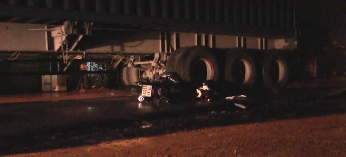 Chiếc xe m&aacute;y nằm lọt thỏm trong gầm xe.