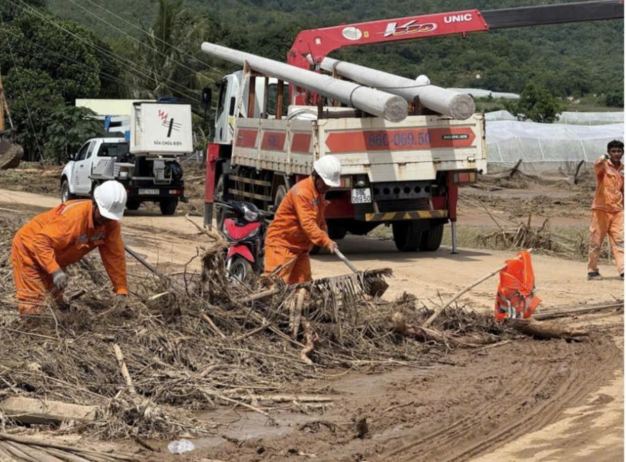 Công nhân môi trường đang xử lý sự cố vỡ đập. Ảnh: K.P