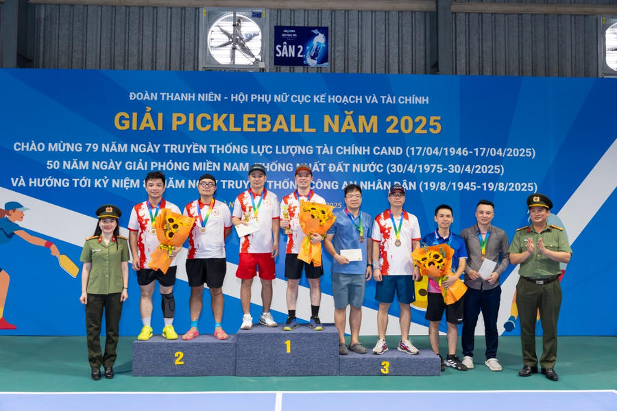 Lãnh đạo Cục Kế hoạc và Tài chính trao thưởng cho các đội đoạt giải.