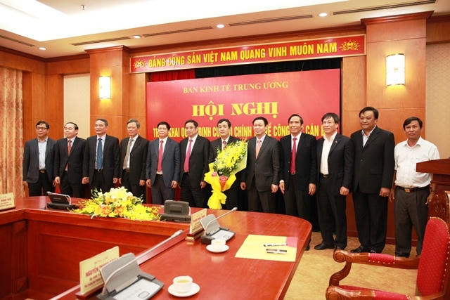 Các đại biểu chúc mừng tân Phó Trưởng Ban Kinh tế Trung ương Ngô Đông Hải. Ảnh Kinhtetrunguong.vn