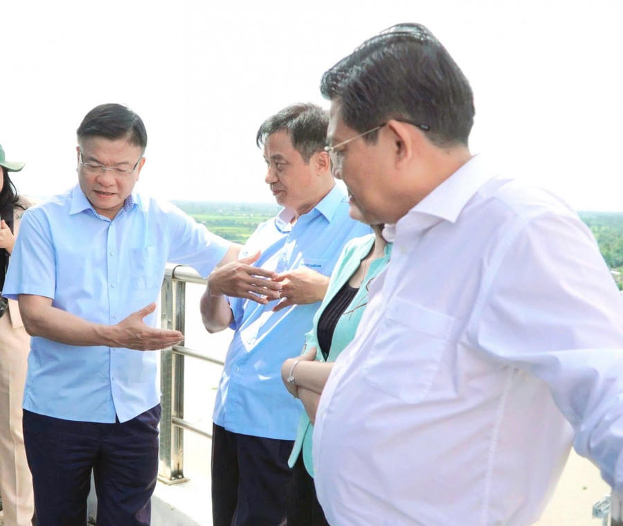 Phó Thủ tướng Lê Thành Long và đoàn công tác thị sát công trình thủy lợi Cái Lớn-Cái Bé