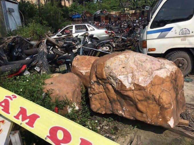 Những hòn đá lăn lóc bên đường.