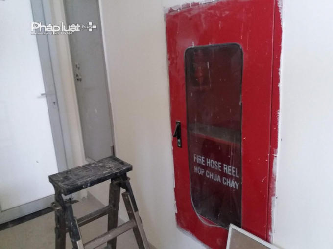 Bên trong hộp chữa cháy tại các tầng trống không.
