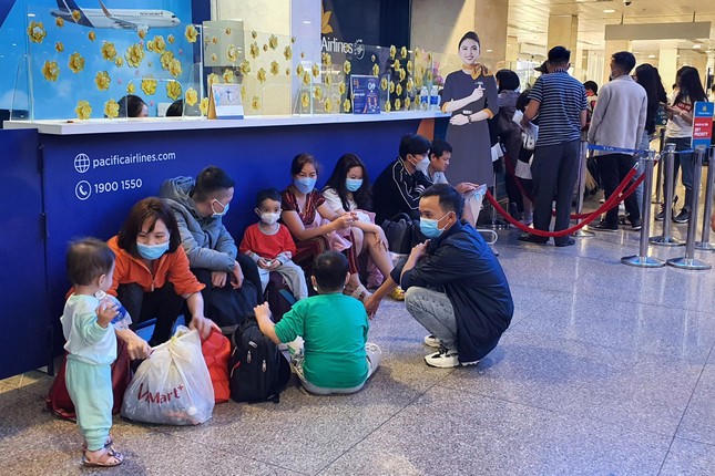 24 tháng Chạp, biển người chen chân về quê ăn Tết ở sân bay Tân Sơn Nhất ảnh 7