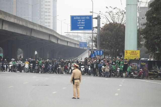 Trong những ng&agrave;y qua, một số tuyến đường đ&atilde; tạm cấm lưu th&ocirc;ng để phục vụ di chuyển của đo&agrave;n xe tổng thống.&nbsp;