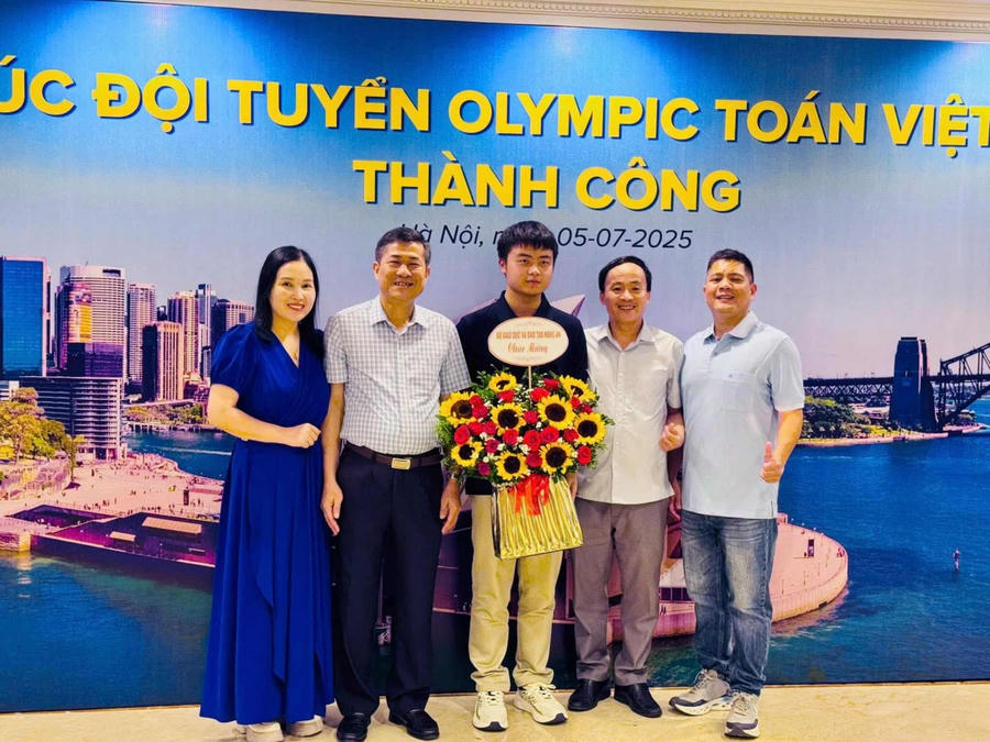 Võ Trọng Khải (giữa) xuất sắc giành Huy chương vàng tại kỳ thi.