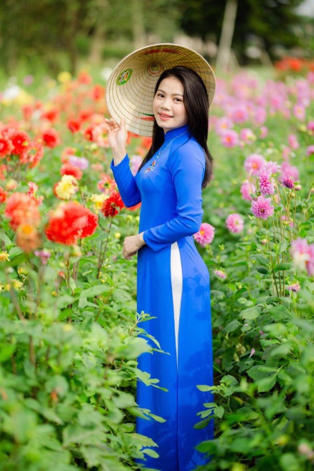 Chị Văn Thị Xuân, Cán bộ Tỉnh đoàn Nghệ An chia sẻ: “Bản thân mình rất yêu áo dài Việt Nam. Áo dài vừa kín đáo, nhẹ nhàng, vừa duyên dáng sang trọng. Mặc áo dài tạo sự tự tin, là niềm kiêu hãnh, đặc trưng của người Việt. Trong các sự kiện quan trọng, áo dài là sự lựa chọn tối ưu nhất... ”