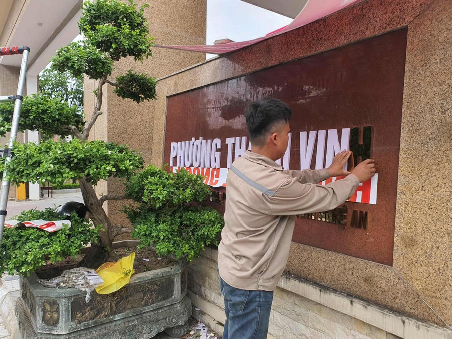Phường Thành Vinh, tỉnh Nghệ An ngày đầu vận hành.
Công dân đến giao dịch tại phường Thành Vinh được hướng dẫn tận tình.
Công dân đến giao dịch tại phường Thành Vinh được hướng dẫn tận tình.