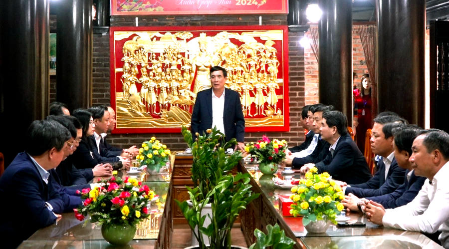 Đồng chí Bùi Minh Châu - Ủy viên Trung ương Đảng, Bí thư Tỉnh ủy, Chủ tịch HĐND tỉnh, Trưởng đoàn Đại biểu Quốc hội tỉnh; đồng chí Bùi Văn Quang - Chủ tịch UBND tỉnh và các đồng chí lãnh đạo tỉnh làm việc với huyện Hạ Hòa về công tác chuẩn bị và tổ chức lễ hội Đền Mẫu Âu Cơ
