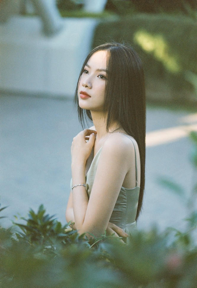 Phương Quỳnh sở hữu chiều cao 1,74 m, nặng 54 kg và số đo ba vòng: 78-62-94cm.