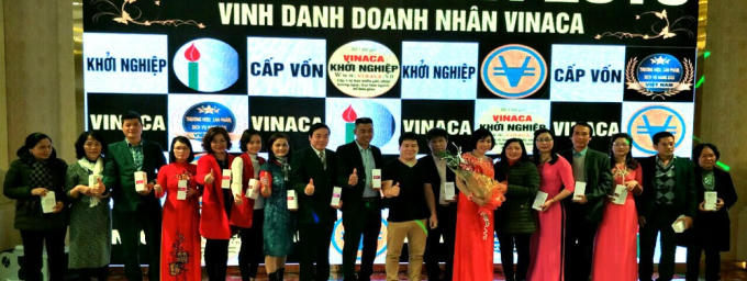 CEO Nguyễn Xuân Thu (đứng giữa) trong lễ vinh danh doanh nhân của VINACA (Ảnh: IT)
