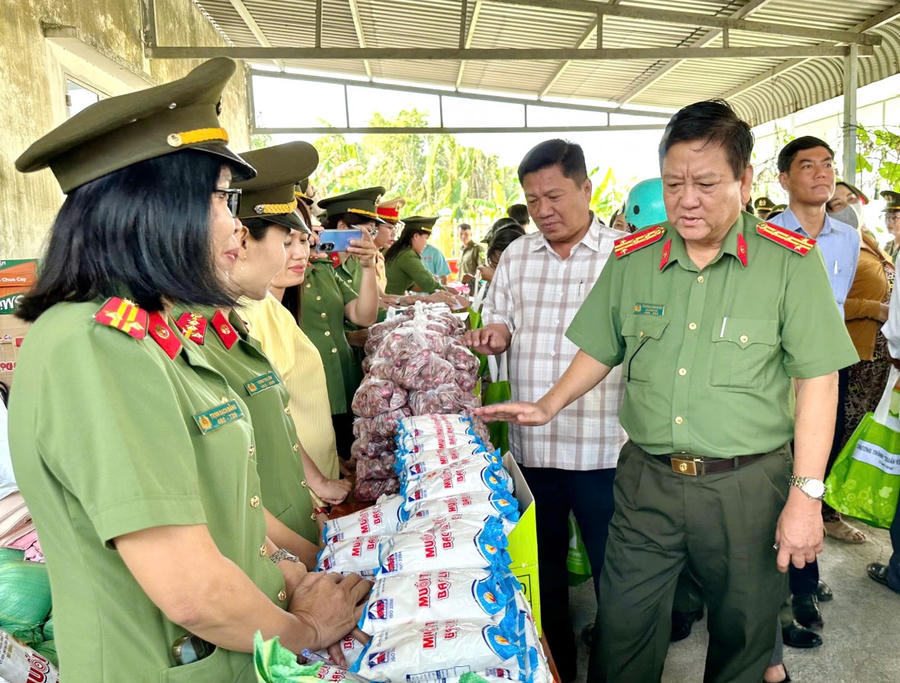 Công an Bạc Liêu cũng tổ chức “Chợ Xuân 0 đồng” với 15 gian hàng gồm nhu yếu phẩm, bánh mứt, quần áo cho bà con có hoàn cảnh khó khăn đến mua sắm Tết.
